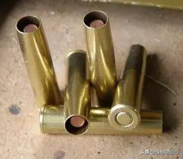 东北老哥耕地捡枪拍抖音,3小时后警察上门:查水表!丨轻武专栏