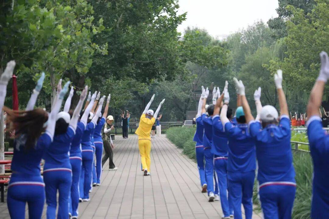 争议之下的老年“暴走团”