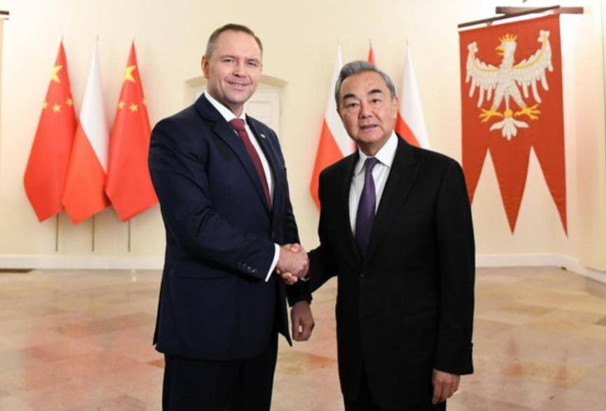 王毅外长刚离开,波兰便推翻承诺,拒绝开放边境,阻拦中欧班列通行